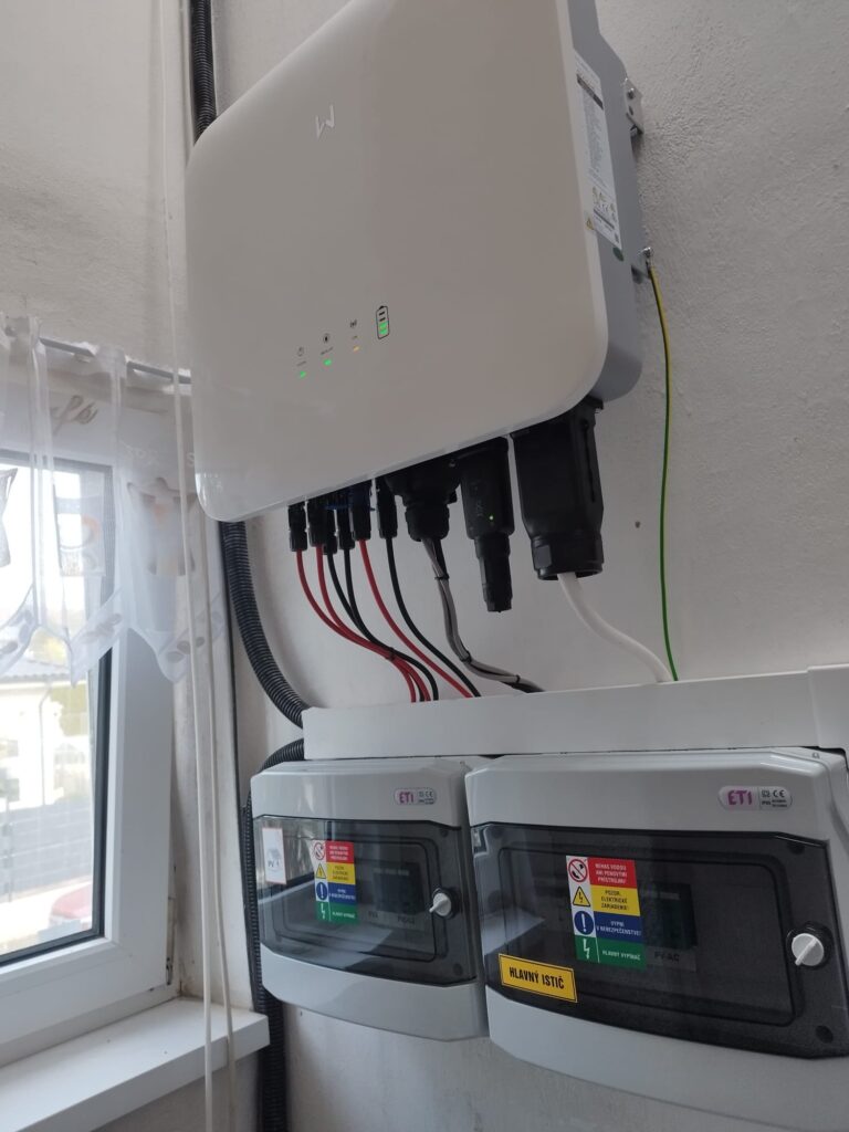 Fotovoltický menič s elektrickým zapojením