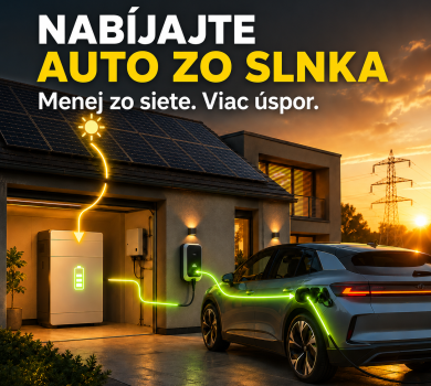 Elektromobil nabíjaný cez wallbox pri rodinnom dome so solárnymi panelmi a domácou batériou, ktoré využívajú energiu zo slnka na lacnejšie nabíjanie auta.