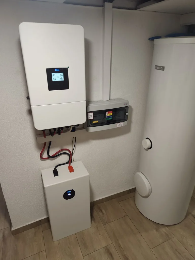 Menič Deye a 16 kWh batéria v technickej miestnosti v okrese Prievidza
