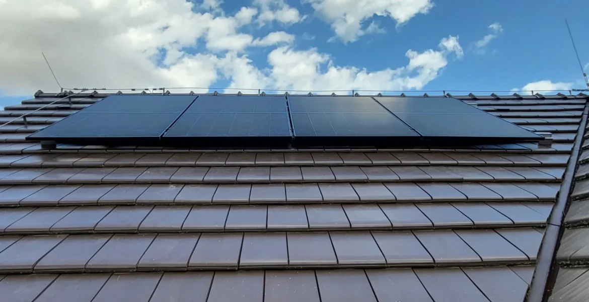 Fotovoltické panely pri 4 kWp realizácii v okrese Nitra